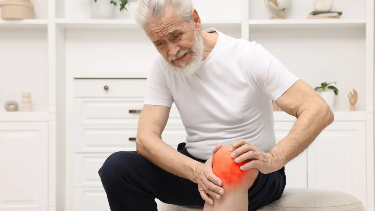 Adulto mayor con dolor de rodilla